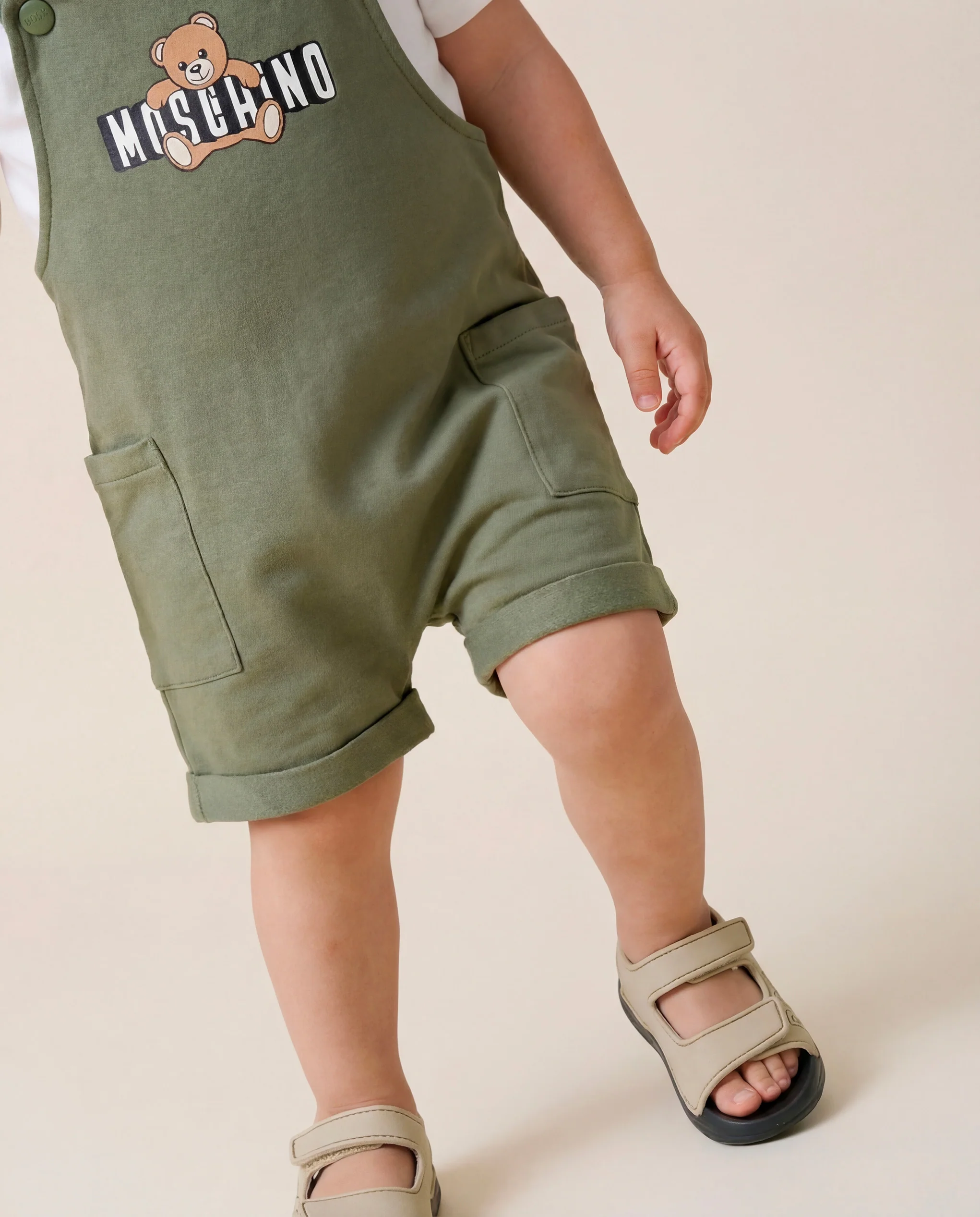 Moschino Kids T-Shirt+Salopette Bianco/Verde con Logo Teddy Bear per Neonati